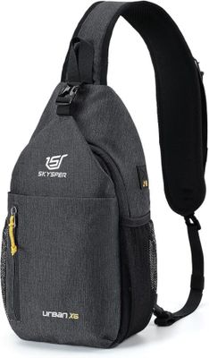 un sac à dos gris avec des bretelles noires et une fermeture éclair jaune