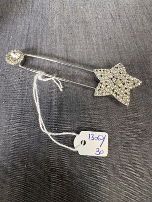 un gros plan d'une broche en argent ornée d'une étoile