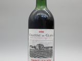 une bouteille de vin posée sur une table