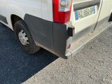 une camionnette blanche garée dans un parking