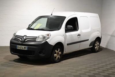 la photo d'une camionnette blanche garée dans un garage