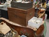 une boîte en bois posée sur une table dans une pièce