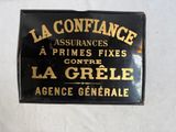 panneau en français accroché au mur d'un magasin à Paris