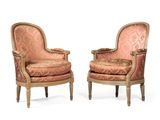 paire de fauteuils de style Louis XVI avec accoudoirs rembourrés
