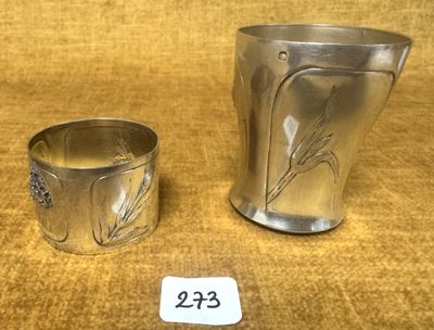 deux tasses en argent posées l'une à côté de l'autre sur une table