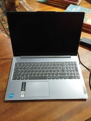 Un ordinateur portable LENOVO (écran cassé).