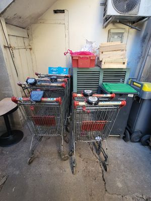 many shopping carts that are sitting in a room