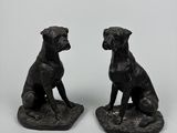 deux figurines de chiens noirs assis l'une sur l'autre