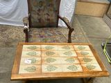 une chaise et une table posées à même le sol