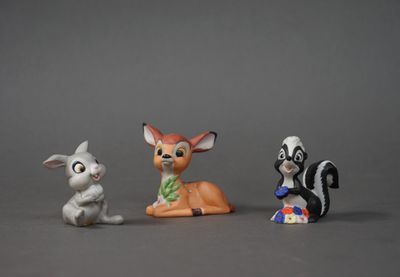 trois figurines d'animaux assis les uns à côté des autres