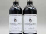 deux bouteilles de vin rouge posées l'une à côté de l'autre sur une table