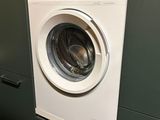 un lave-linge et un sèche-linge dans une petite pièce