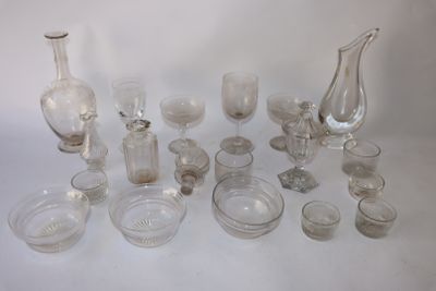 beaucoup d'objets en verre qui se trouvent sur la table
