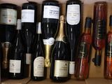 plusieurs bouteilles de vin dans une caisse sur la table
