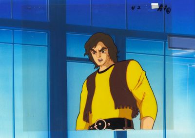 une photo d'un homme en chemise jaune debout devant une fenêtre