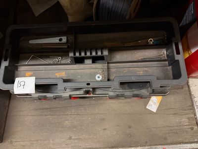 une image représentant une boîte à outils contenant des outils