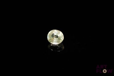 gros plan d'un diamant jaune sur une surface noire