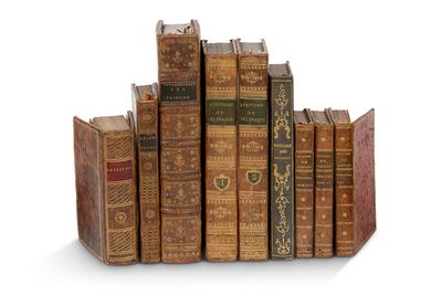 plusieurs vieux livres empilés sur une surface blanche