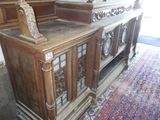une armoire en bois avec des portes vitrées et un tapis au sol