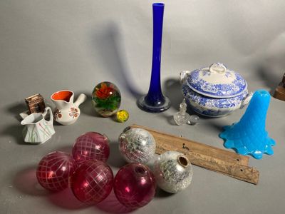 de nombreux objets différents posés sur une table