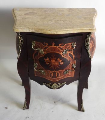 une petite table en bois avec un plateau en marbre