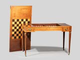 un petit bureau sur lequel est posé un échiquier