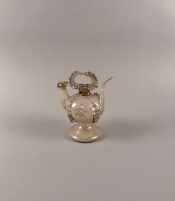 Petite verseuse en verre soufflé et décor en applique.