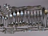 many spoons and spoon spoons are arranged on a rack
