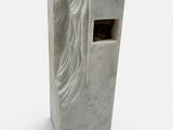 sculpture en marbre représentant le visage d'une femme aux cheveux flottants