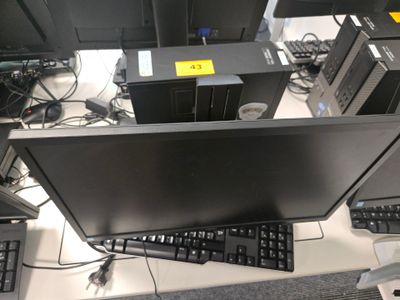 beaucoup d'ordinateurs posés sur un bureau