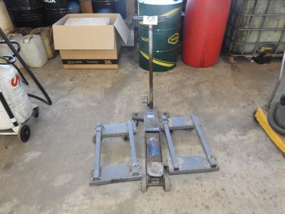 une photo d'un cariste dans un garage