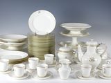 beaucoup d'assiettes, de tasses et de soucoupes sur la table