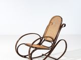 une image représentant un fauteuil à bascule en bois avec une assise en osier