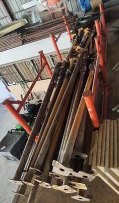 tout un tas de types de tuyaux différents dans un garage