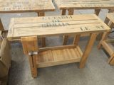 plusieurs tables en bois posées à même le sol