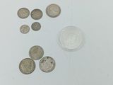 un lot de pièces de monnaie posées sur une table