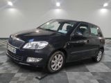 la photo d'une voiture noire garée dans un garage