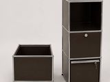 deux boîtes noires posées l'une à côté de l'autre sur une surface blanche