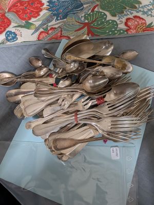 beaucoup de cuillères et de fourchettes sur une table
