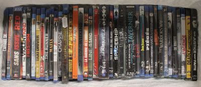 beaucoup de dvd empilés les uns sur les autres