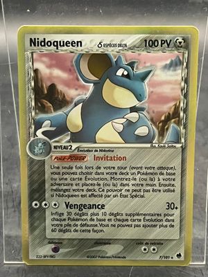 une photo d'une carte Pokémon dans un étui en plastique