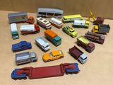 un grand nombre de voitures et de camions jouets qui se trouvent sur la table