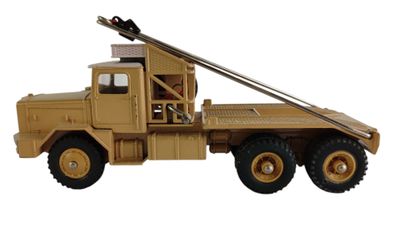 un camion miniature équipé d'une grue à l'arrière