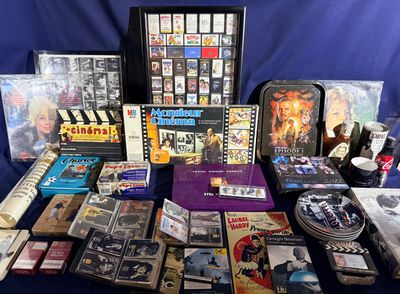 beaucoup de films et de DVD posés sur une table