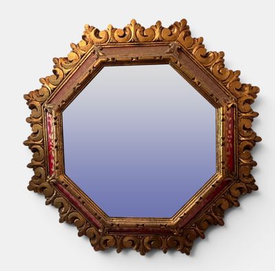 un miroir accroché au mur de la pièce