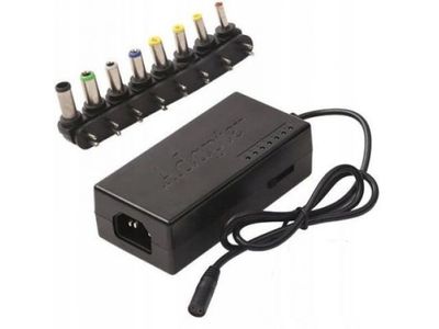 un chargeur d'alimentation noir muni de quatre fiches