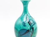 une image représentant un vase bleu orné d'un motif d'oiseau
