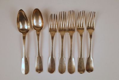 cinq cuillères en argent et six cuillères en argent sur un fond blanc
