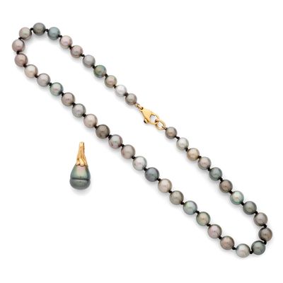 un ensemble composé d'un collier et de boucles d'oreilles en perles de Tahiti