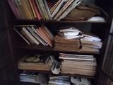 une bibliothèque remplie de nombreux livres dans une pièce